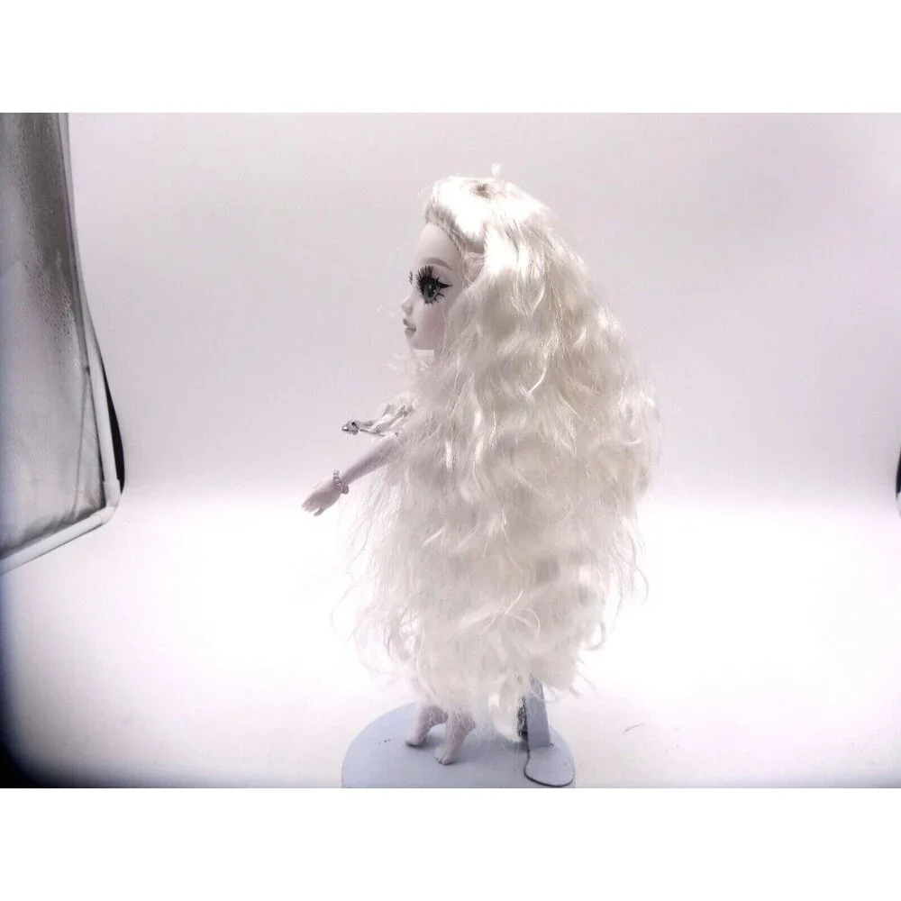 Rainbow High Shadow Natasha Zima White Hair Fashion MGA - Picture 4 of 6